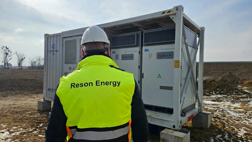 Pracovník Reson Energy u bateriového kontejneru BESS na stavbě